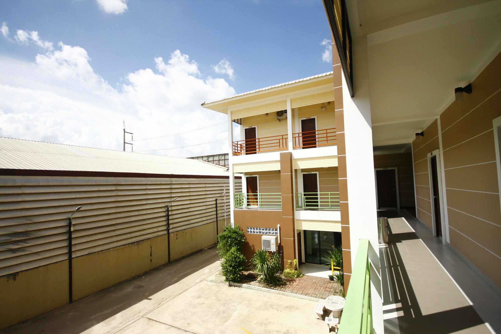 Charoensuk Grand Hotel Kabin Buri Exteriör bild
